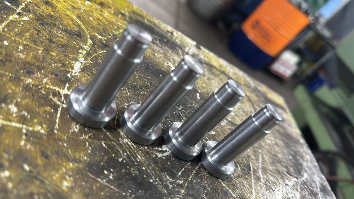 CNC torna ile üretilmiş pimler