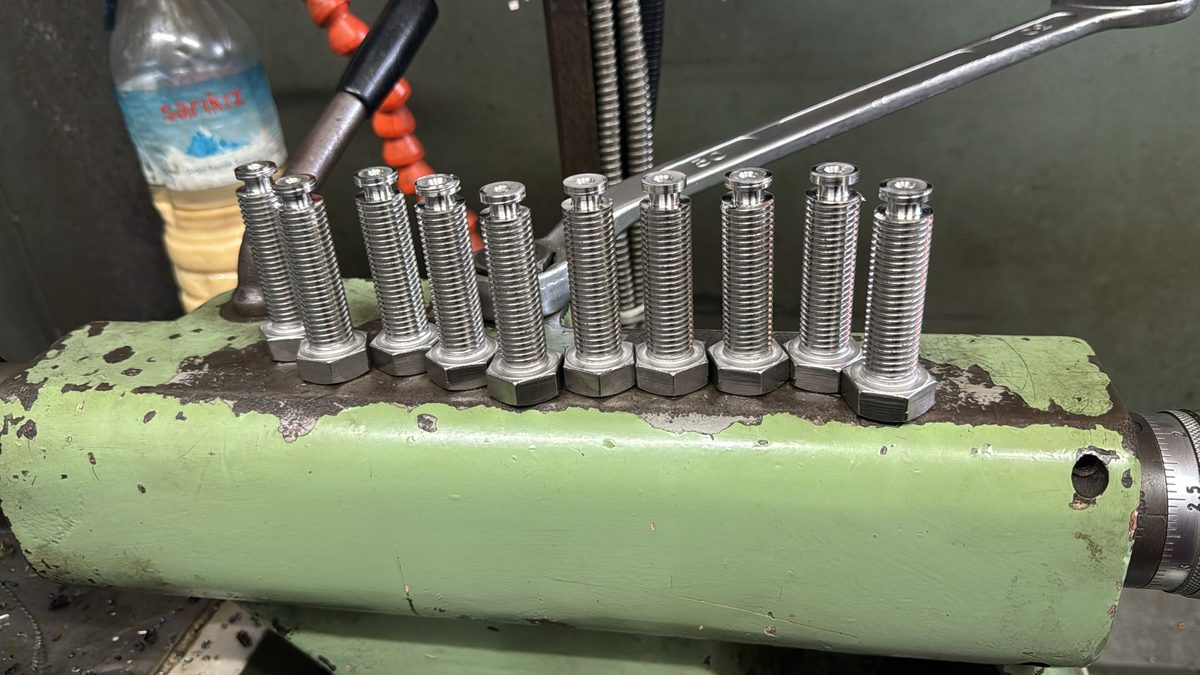 CNC torna ile üretilmiş cıvatalar